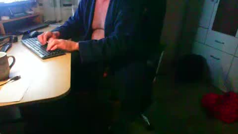 Snapshot of roger_peter chatting on March 2, 7:21 am roger_peter online show from March 2, 7:21 am