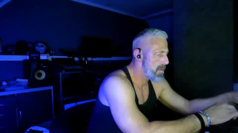 Chico que rico Caliente online show from April 9, 1:25 am