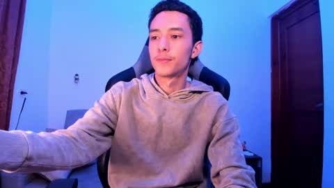 santi_twink19 online show from December 11, 4:30 am