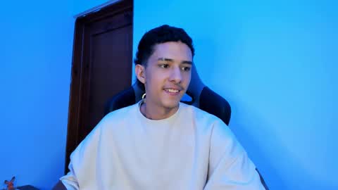 santi_twink19 online show from February 9, 6:33 am