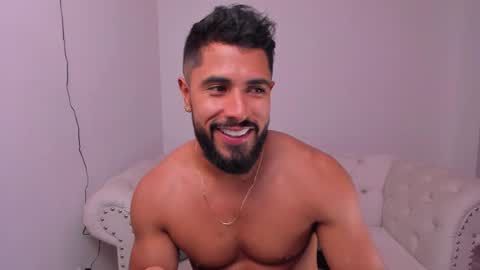 santiago_huntt online show from December 9, 9:33 pm