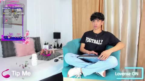 Santiago Carrington online show from February 12, 8:50 pm