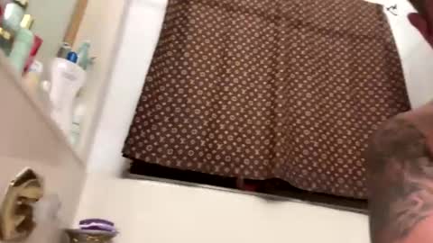 Snapshot of saucy_latino chatting on October 25, 3:08 am ElVergone online show from October 25, 3:08 am