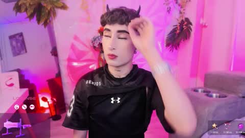     .  INDEPENDENT MODEL online show from February 20, 12:51 pm