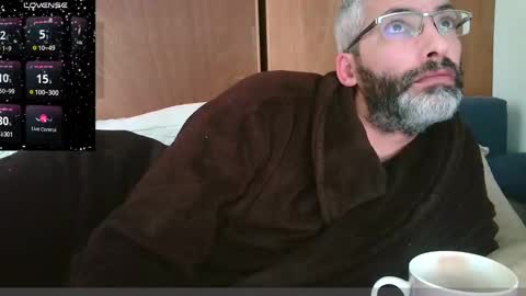 Snapshot of seewolf1000 chatting on December 25, 8:51 am seewolf1000 online show from December 25, 8:51 am