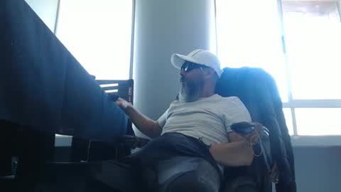 hetero serio discreto online show from September 15, 9:05 pm