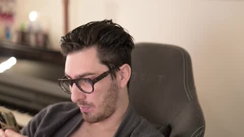 frenchy boy online show from December 18, 7:32 pm