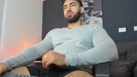 simon_leon01 online show from December 5, 11:38 am