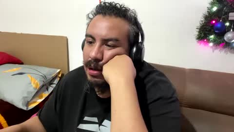 Snapshot of skinhell chatting on December 28, 12:04 am Elias online show from December 28, 12:04 am