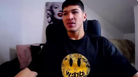 Snapshot of soyraydimarco_ chatting on December 27, 3:16 pm RayDimarco  independent model online show from December 27, 3:16 pm