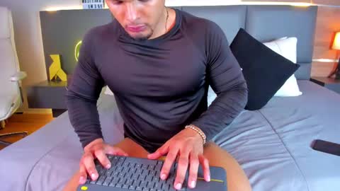 Stone Lee  online show from February 13, 8:48 am