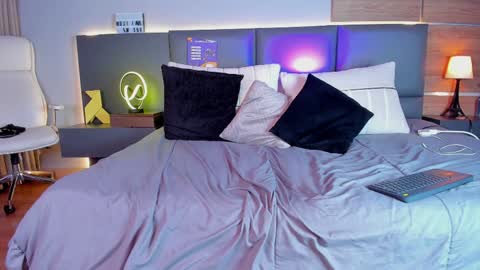 Stone Lee  online show from February 2, 6:37 am