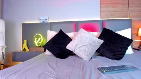 Stone Lee  online show from February 15, 9:05 am