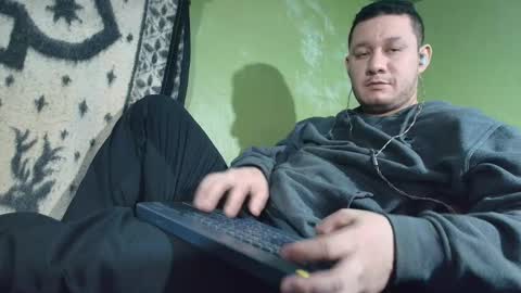 Snapshot of sweet_guy36 chatting on October 22, 2:04 am sweet_guy36 online show from October 22, 2:04 am