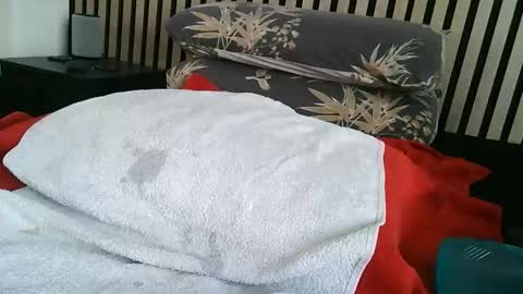 thanstretch online show from April 25, 9:45 am