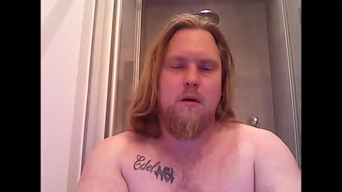 Snapshot of thenewdude1992 chatting on October 6, 10:25 pm thenewdude1992 online show from October 6, 10:25 pm