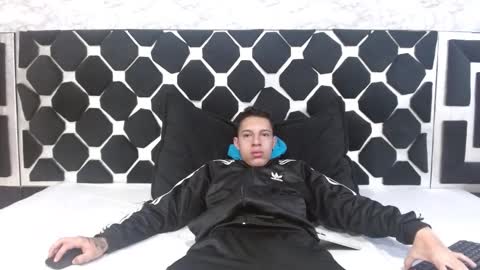 Thiago   online show from February 15, 12:22 pm