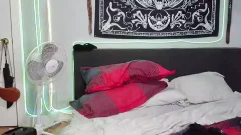 ThickHandsomeMan online show from December 12, 6:14 am