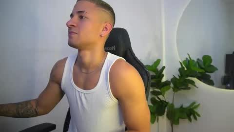 thin_tommy11 online show from April 13, 8:42 pm