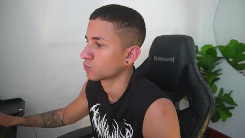 thin_tommy11 online show from December 22, 7:22 pm