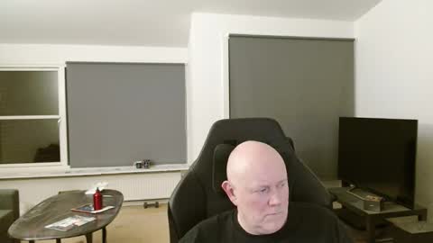 thomash32 online show from October 27, 9:17 pm