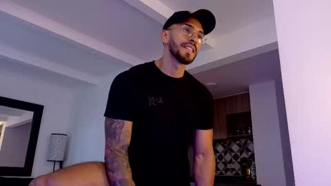 Snapshot of tony_muscle1 chatting on October 21, 9:39 pm tony muscle1 online show from October 21, 9:39 pm