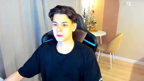 travisrivas online show from December 16, 11:50 am