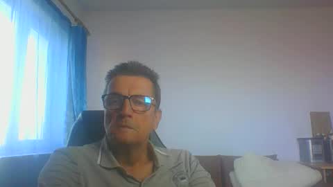 Snapshot of ulmeni7 chatting on October 20, 7:01 am ulmeni7 online show from October 20, 7:01 am