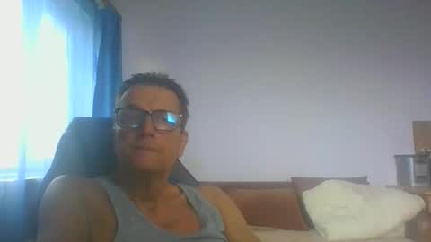 Snapshot of ulmeni7 chatting on October 24, 7:21 am ulmeni7 online show from October 24, 7:21 am