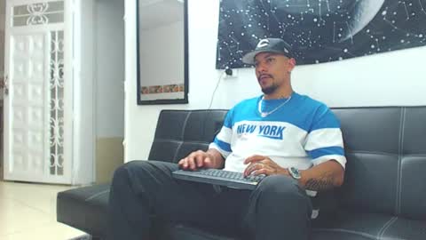 Wesley Rogger online show from December 3, 12:05 am