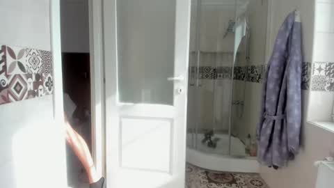 Snapshot of woolfiie chatting on October 21, 8:28 am Wolfie online show from October 21, 8:28 am