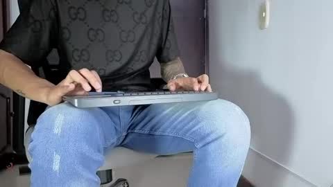 yeisongomezz online show from May 3, 3:59 pm