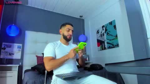 Yiyo online show from December 19, 4:31 am