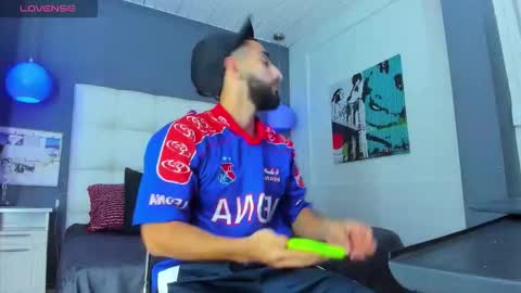 Yiyo online show from December 2, 4:15 am