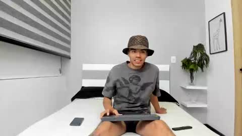 Snapshot of zaynshadow_ chatting on October 15, 2:30 am zaynshadow_ online show from October 15, 2:30 am