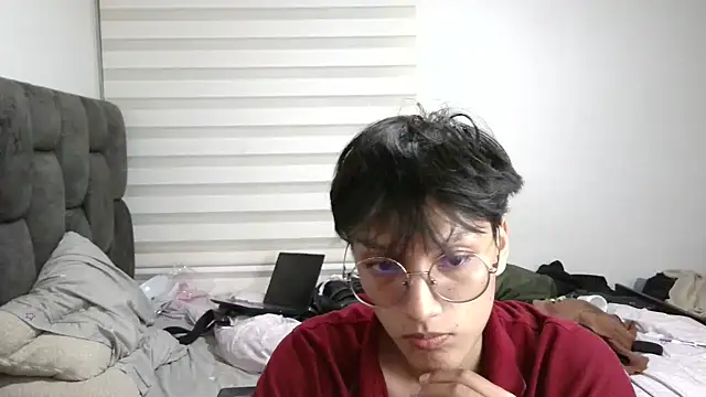 Snapshot of LuiSexvill chatting on October 18, 3:33 am LuiSexvill online show from October 18, 3:33 am