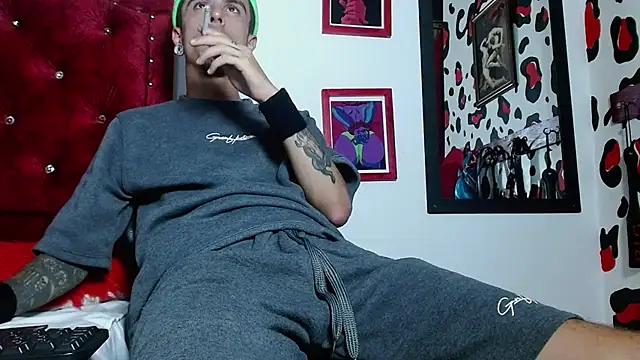 Aaron BigDickxxx online show from December 4, 2:31 am