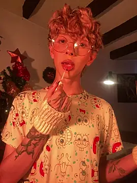 lyamthommpson online show from December 15, 7:33 pm