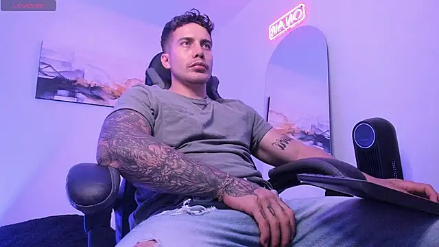 Snapshot of LucianSinclair chatting on December 28, 11:26 pm LucianSinclair online show from December 28, 11:26 pm