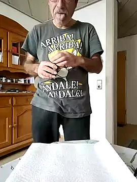 bottomhairy online show from December 6, 11:44 am