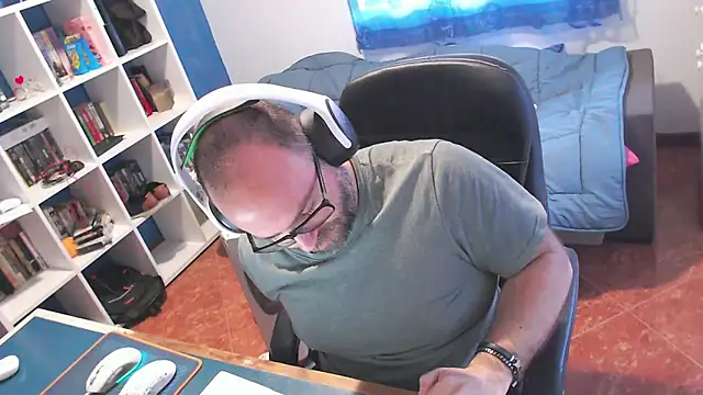 ravingr4d4 online show from March 26, 1:37 pm