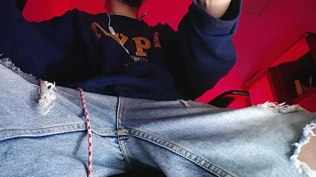 zacwatson  online show from December 18, 4:08 am