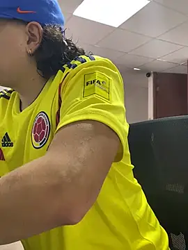 DanielGomez9 online show from April 4, 8:28 pm