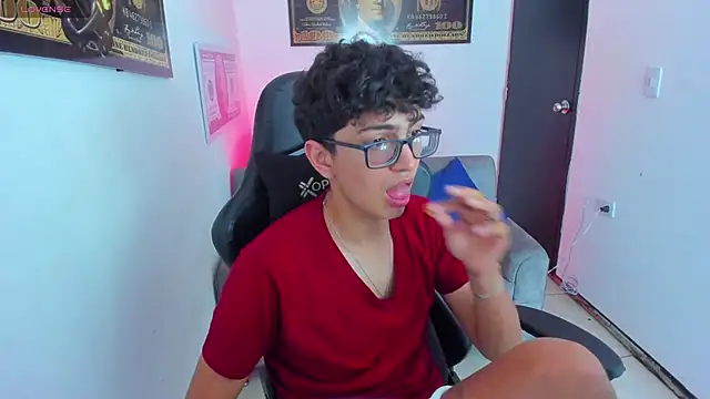 TylerWhite  online show from March 18, 2:40 am