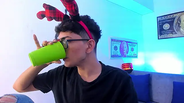 TylerWhite  online show from December 12, 2:48 am