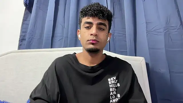 Snapshot of dominic_brandd23 chatting on October 22, 9:02 am dominic brandd23 online show from October 22, 9:02 am