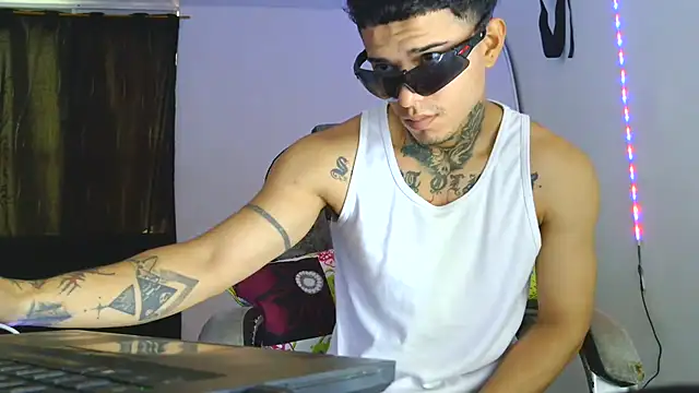 Snapshot of Skartoliver chatting on October 13, 2:23 pm Skartoliver online show from October 13, 2:23 pm