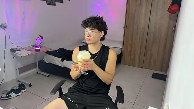 Kisan Smith online show from November 11, 1:43 am