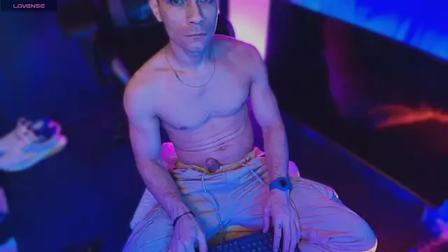 sexyboycolombi4 online show from December 1, 7:55 am