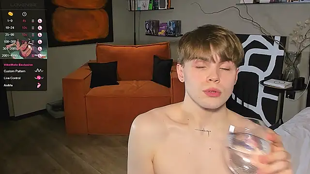 simonwnl online show from December 19, 9:45 pm